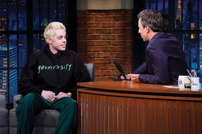 Míníonn Pete Davidson conas a fuair sé féin agus Ariana Grande a peata muc